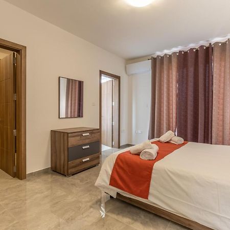 3 Bedroom Apartment - Walking Distance From Airport Gudja ภายนอก รูปภาพ