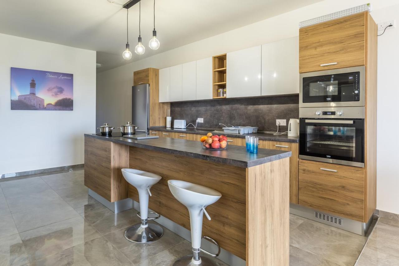 3 Bedroom Apartment - Walking Distance From Airport Gudja ภายนอก รูปภาพ