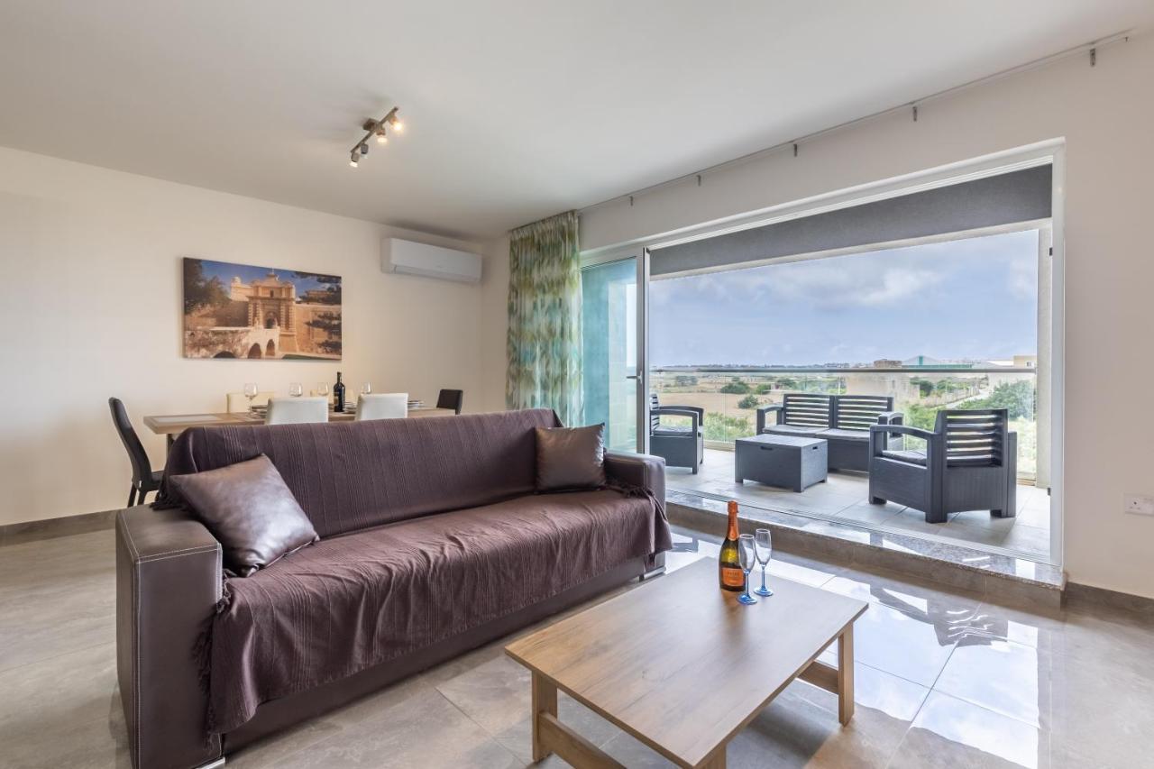 3 Bedroom Apartment - Walking Distance From Airport Gudja ภายนอก รูปภาพ
