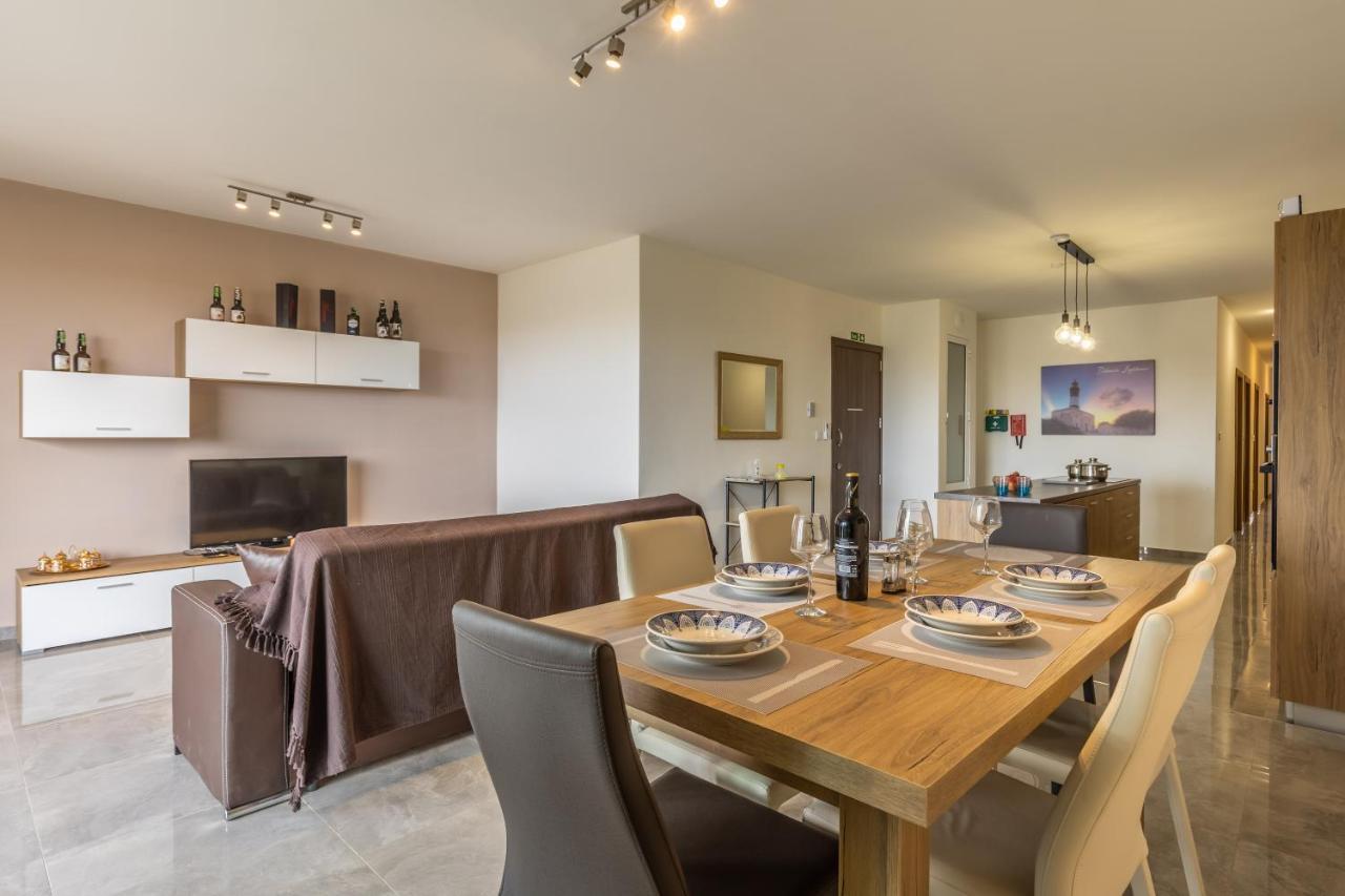 3 Bedroom Apartment - Walking Distance From Airport Gudja ภายนอก รูปภาพ