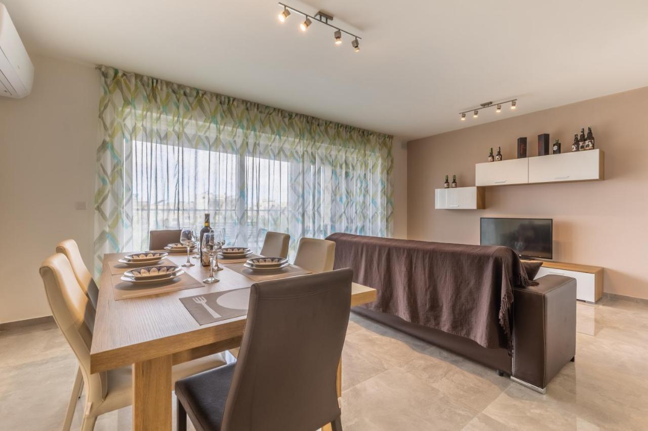3 Bedroom Apartment - Walking Distance From Airport Gudja ภายนอก รูปภาพ