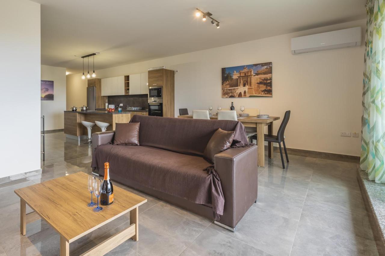 3 Bedroom Apartment - Walking Distance From Airport Gudja ภายนอก รูปภาพ