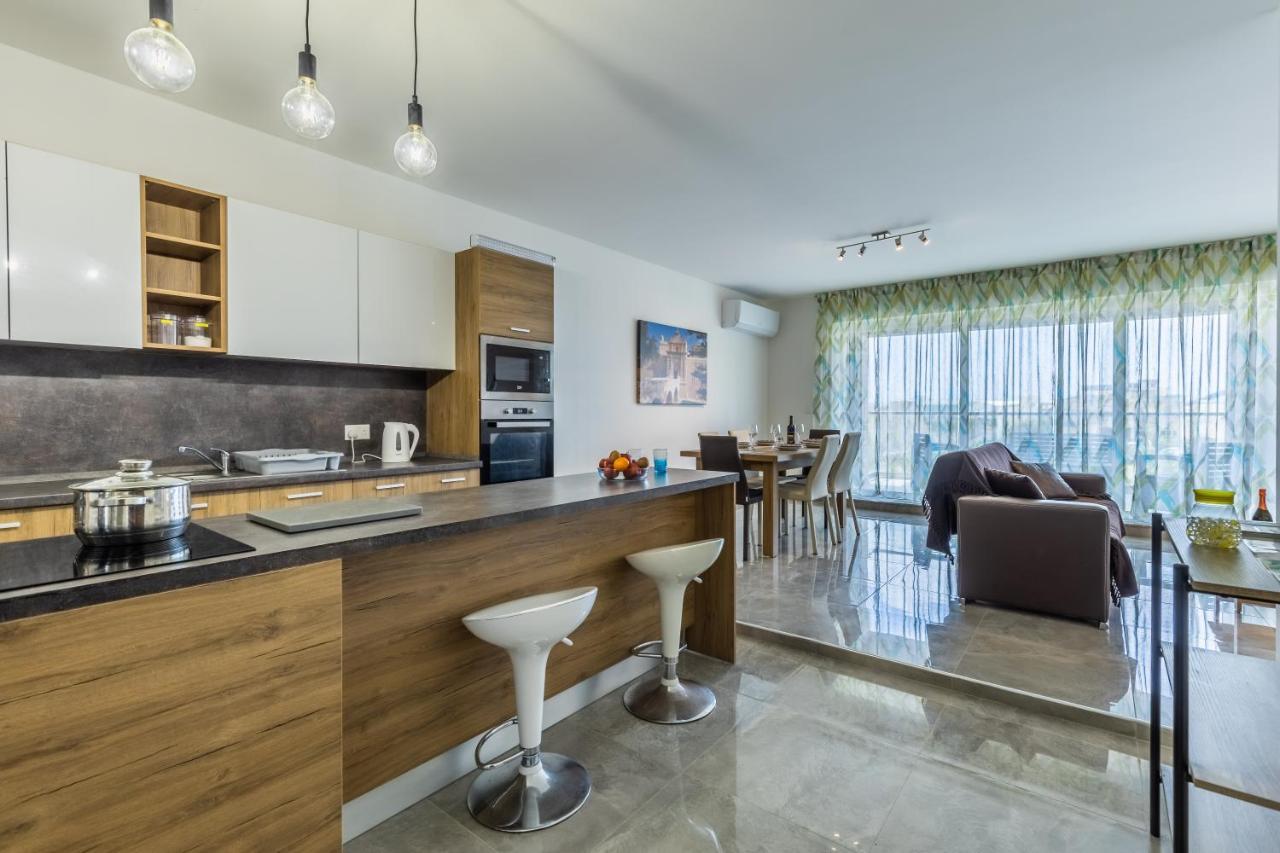 3 Bedroom Apartment - Walking Distance From Airport Gudja ภายนอก รูปภาพ