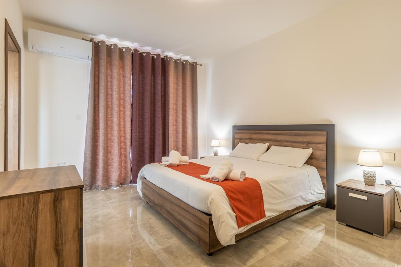 3 Bedroom Apartment - Walking Distance From Airport Gudja ภายนอก รูปภาพ