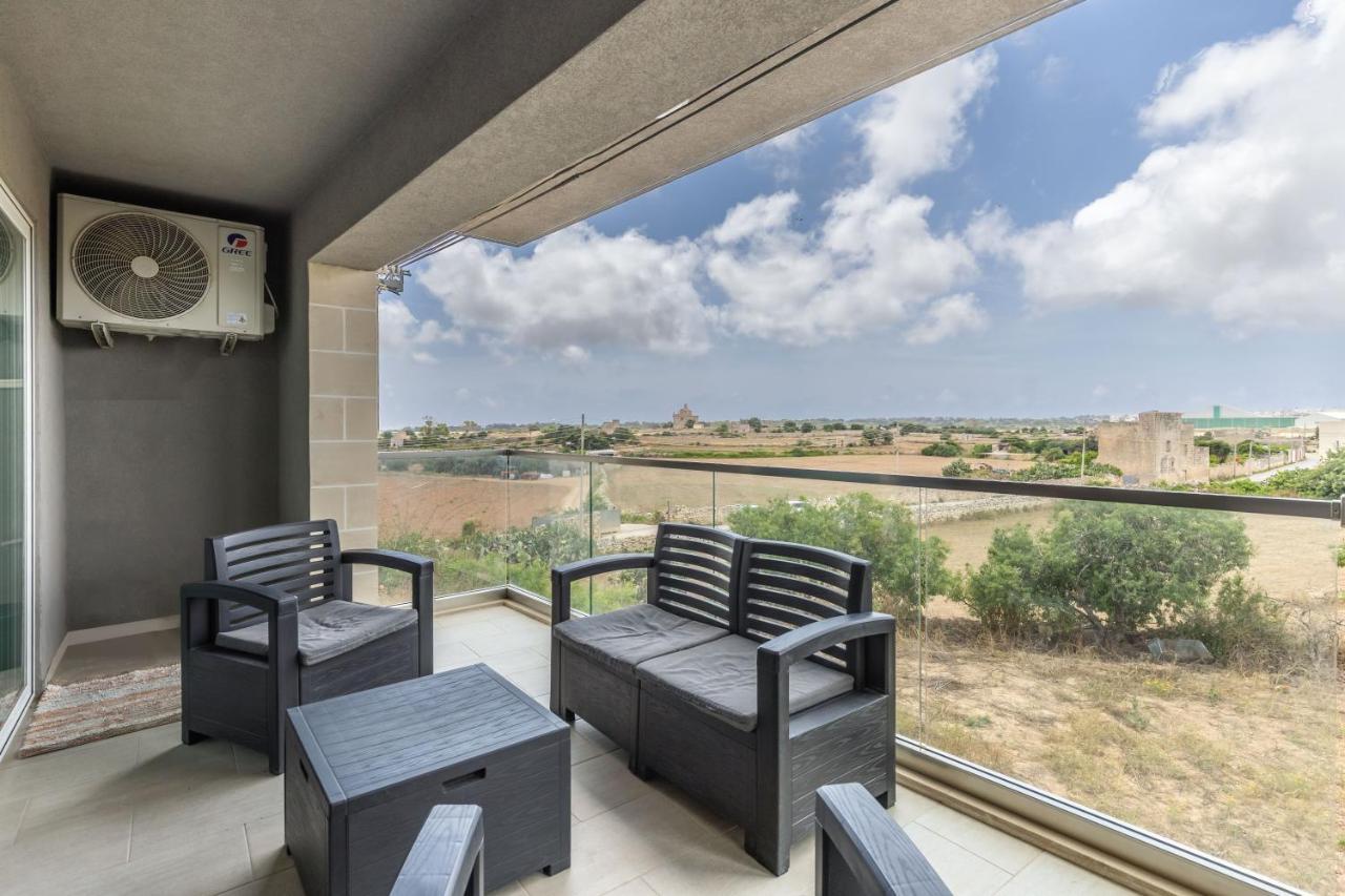 3 Bedroom Apartment - Walking Distance From Airport Gudja ภายนอก รูปภาพ