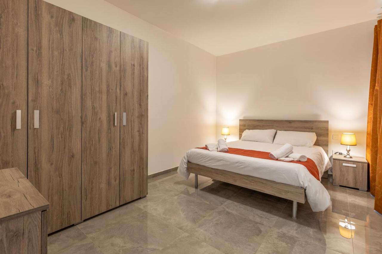3 Bedroom Apartment - Walking Distance From Airport Gudja ภายนอก รูปภาพ